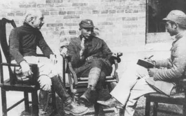 1938年9月25日，聶榮臻同白求恩一起接受廣州《救亡日報》記者葉文津的采訪