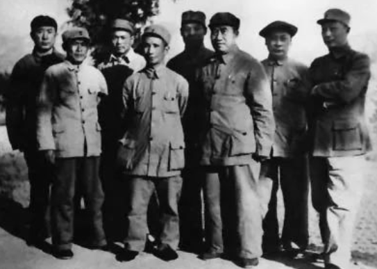 1948年5月，朱德和聶榮臻、陳毅等在西柏坡