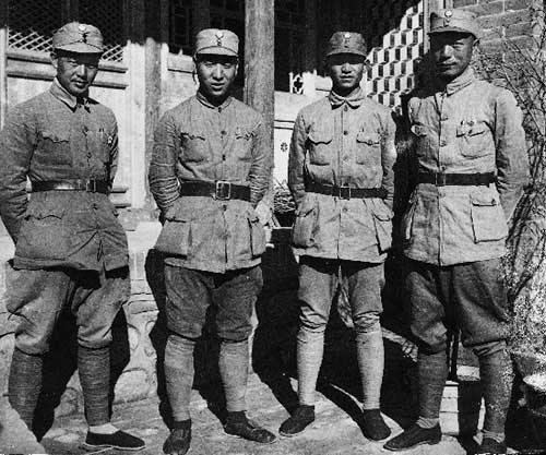 第一一五師師長林彪(左二)、副師長聶榮臻(右一)、參謀長周昆(左一)
